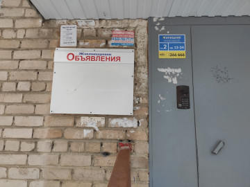 Установка новых досок объявлений по адресу Гвардейская 5.