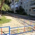 Новый яркий заборчик теперь украшает двор по адресу Ильменская 94