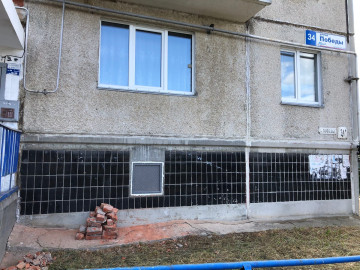 Заменены старые подвальные окна на новые и аккуратные по адресам Победы 34, Ильменская 94.