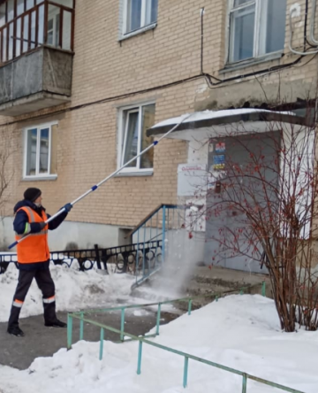 Очистка козырьков от снега на фонде