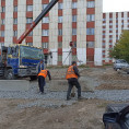 Чтобы защитить двор по адресу пр. Автозаводцев 5 от подтоплений провели планировку территории щебнем и установили бетонные блоки.