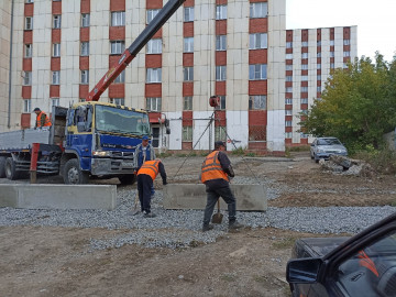 Чтобы защитить двор по адресу пр. Автозаводцев 5 от подтоплений провели планировку территории щебнем и установили бетонные блоки.