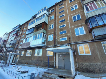 📌 В подъездах становится гораздо светлее и теплее после замены старых рам на новые пластиковые. На фото установка окон по адресу Победы 35.
