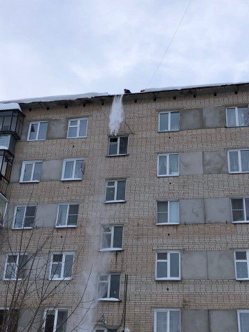 ❄Очистка кровель домов от снега и наледи после недавних аномальных снегопадов.❄