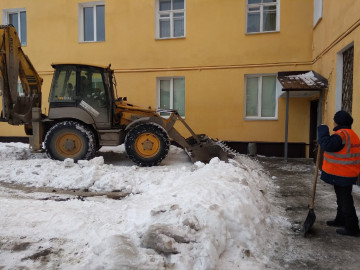 Продолжаем механизированную уборку снега во дворах на нашем фонде.