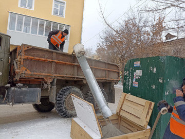 Завозим отсев на жилой фонд для посыпания им дворовых пешеходных дорожек во избежании травмирования жителей🙂