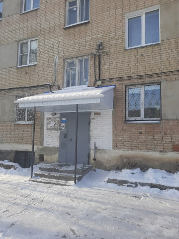 ✅Чтобы выход из подъезда в любую ненастную погоду был комфортным для жителей, мы устанавливаем новые козырьки. На этот раз дом по адресу Романенко 7.