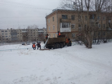 Завозим отсев для посыпания им придомовых дорожек во избежании травмирования жителей.🙂
