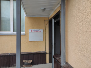 Мы размещаем доски объявлений у входа в подъезды и надеемся, что объявления будут размещаться только на них🙂