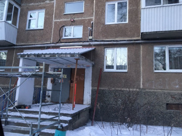 📌Установка новых подъездных козырьков Уральская 1.