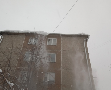 ул. Победы д.35 чистка кровли от снега и наледи