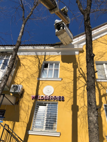 Наше "жаркое" время 😄 В ежедневном режиме боремся с сосульками, которые при такой погоде растут с немыслимой скоростью.