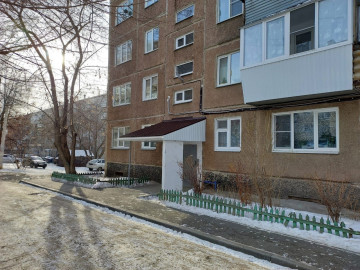 Установка новых подъездных козырьков по адресу Победы 24.🙂