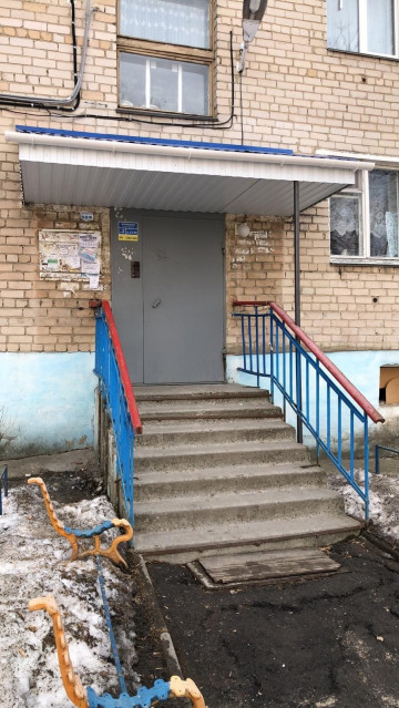 🌟 Главное предназначение подъездного козырька - защита жильцов и гостей от различных природных явлений. На фото установка подъездных козырьков по адресу Гвардейская 5